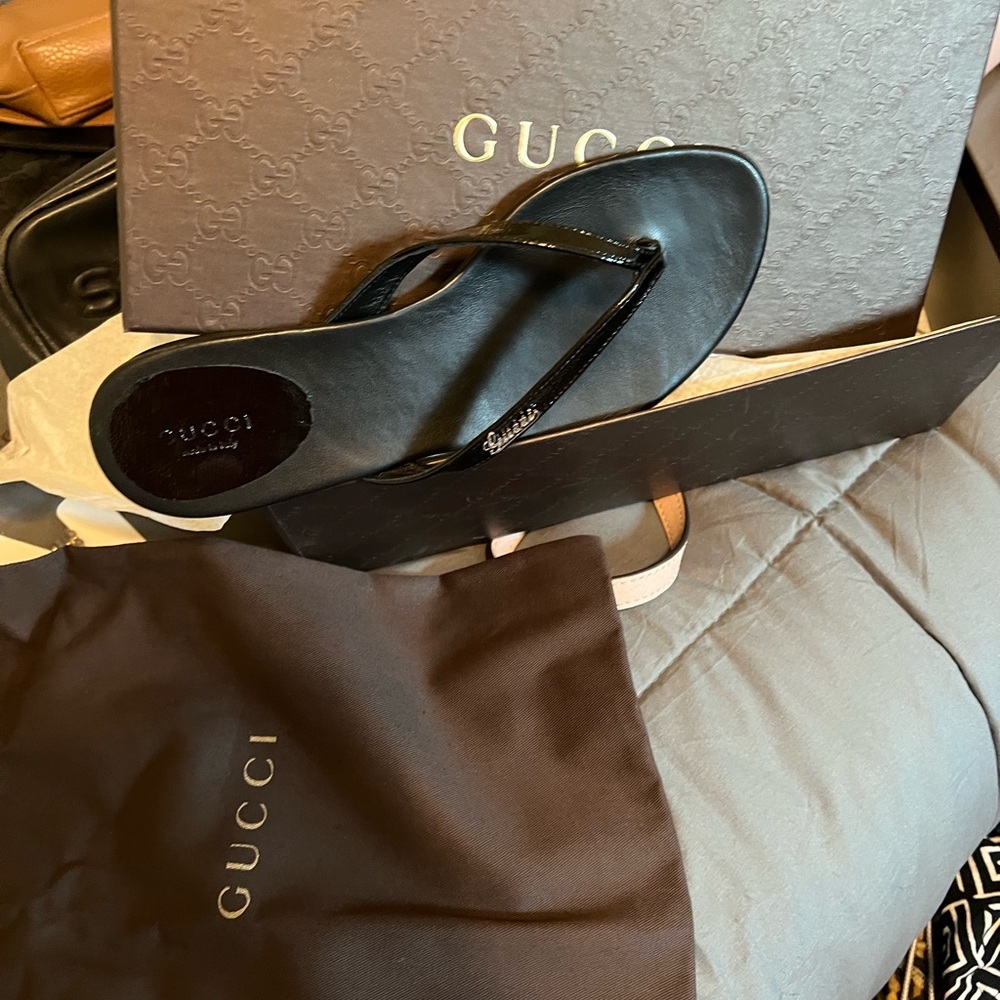 Gucci Black Leather sandals/flip flops